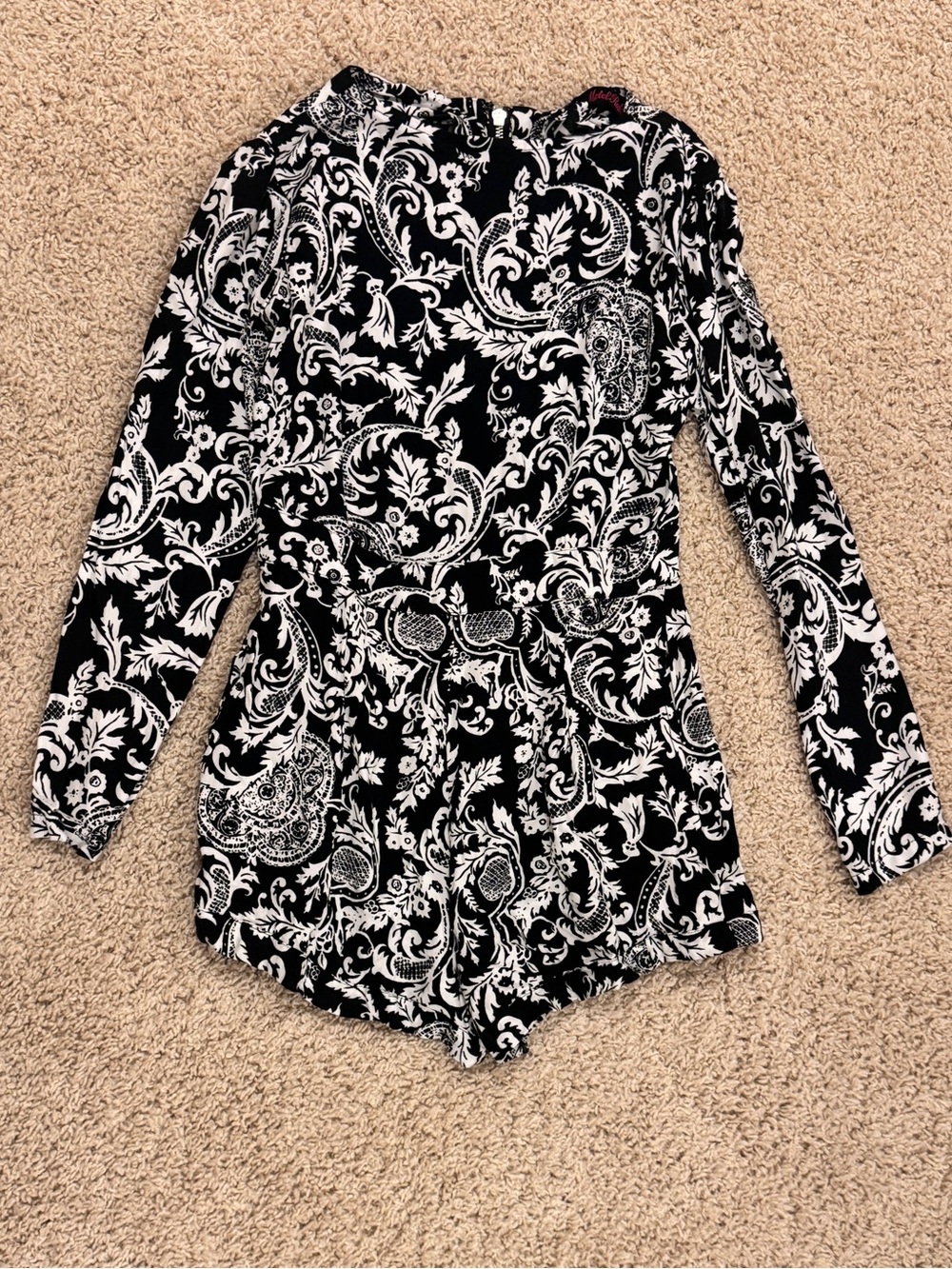Motel Rocks Black & White Paisley Long Sleeve Romper EUC